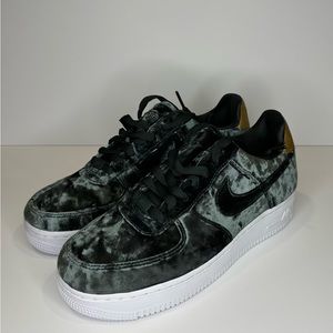 Women’s Air Force 1 ‘07 Premium ‘Green Velvet’ size 8 (SKU 896185 300)